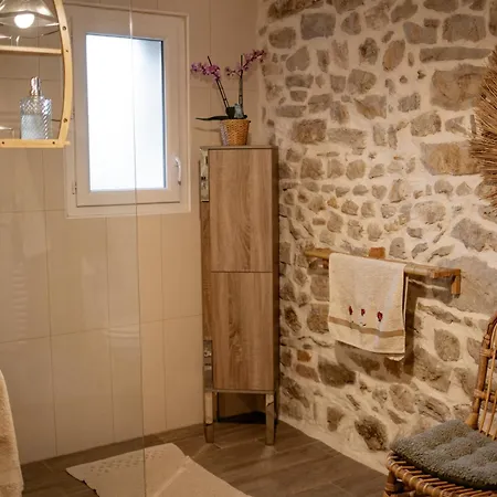 Pierres Et Lavandes Jacuzzi,sauna Et Petit-dejeuner Rousson (Gard)